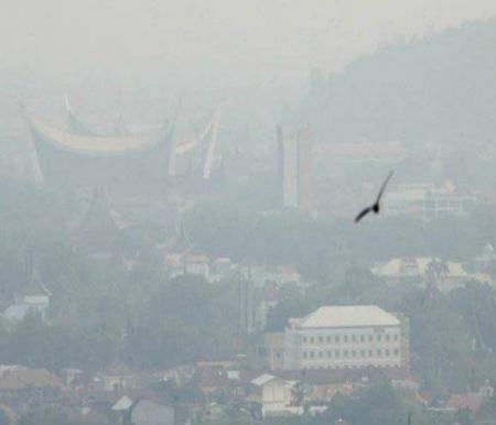 Ilustrasi kabut asap di Kota Padang, Sumbar (foto/int)